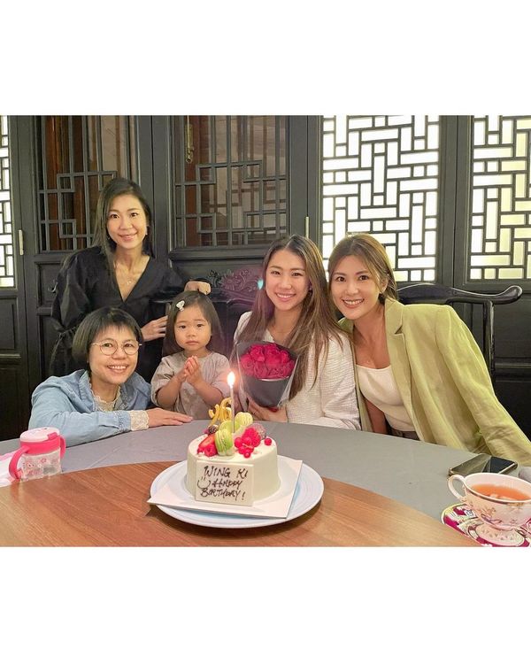 42歲前港姐冠軍遊杜拜 12歲女獲讚遺傳母親高䠷身材 