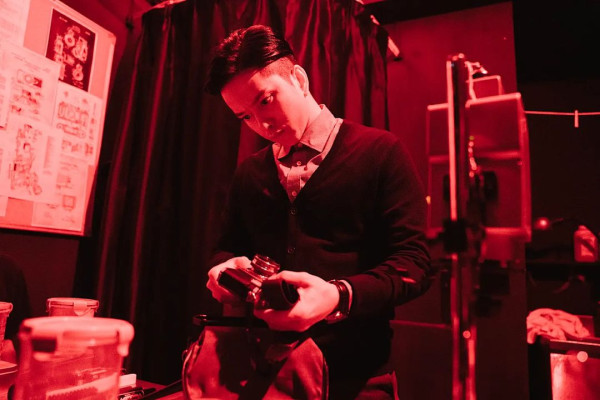 《金宵大廈》童顏演員珠海夜場被女圍 網友感莫名其妙：喺香港都無人識 