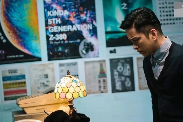 《金宵大廈》童顏演員珠海夜場被女圍 網友感莫名其妙：喺香港都無人識 