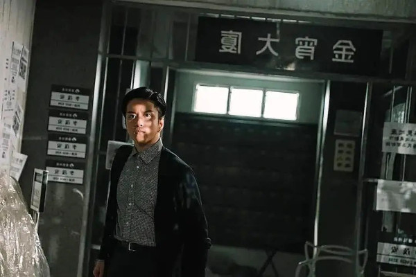 《金宵大廈》童顏演員珠海夜場被女圍 網友感莫名其妙：喺香港都無人識 