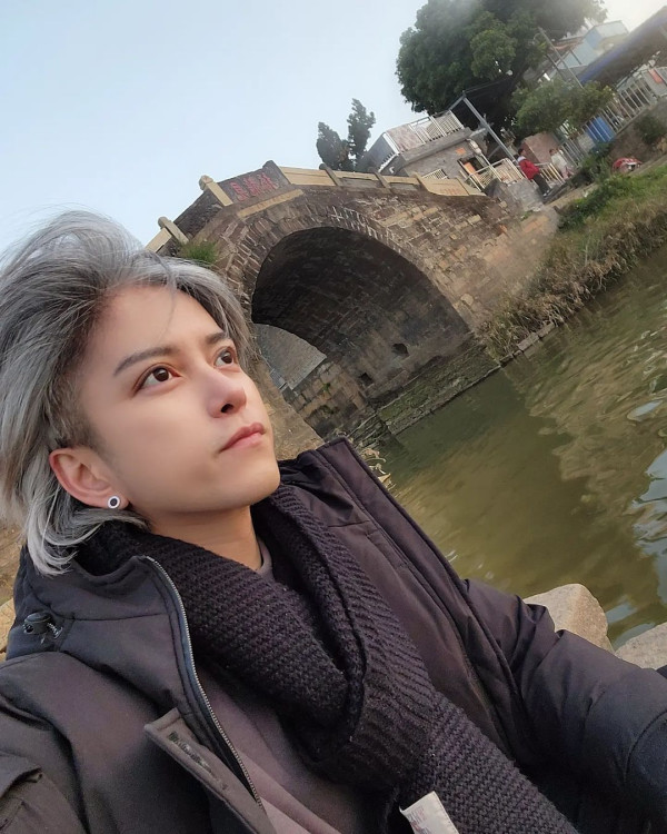 《金宵大廈》童顏演員珠海夜場被女圍 網友感莫名其妙：喺香港都無人識 