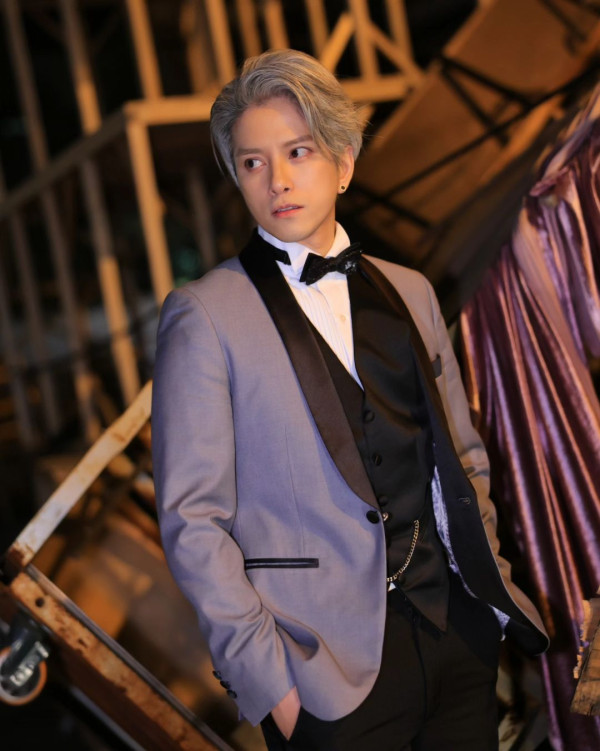 《金宵大廈》童顏演員珠海夜場被女圍 網友感莫名其妙：喺香港都無人識 