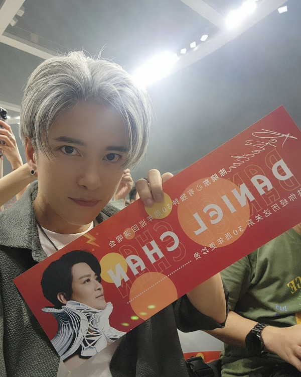 《金宵大廈》童顏演員珠海夜場被女圍 網友感莫名其妙：喺香港都無人識 