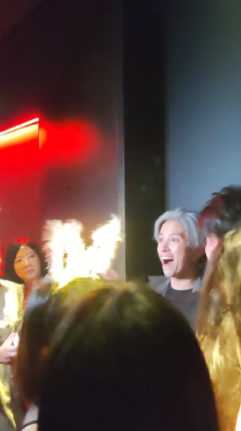 《金宵大廈》童顏演員珠海夜場被女圍 網友感莫名其妙：喺香港都無人識 