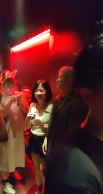 《金宵大廈》童顏演員珠海夜場被女圍 網友感莫名其妙：喺香港都無人識 