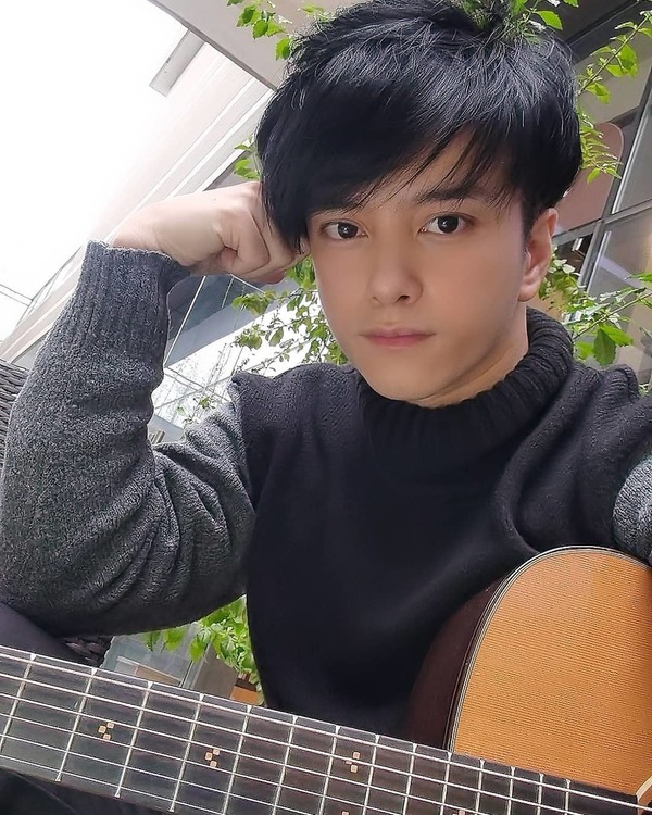 《金宵大廈》童顏演員珠海夜場被女圍 網友感莫名其妙：喺香港都無人識 