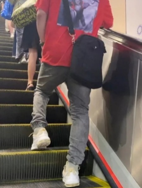 紅衣男捷運扶手電梯公然便溺 嚇呆女乘客!小便男下場曝光