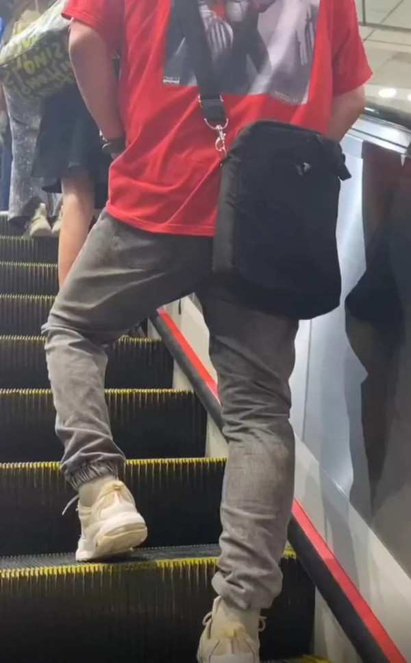 紅衣男捷運扶手電梯公然便溺 嚇呆女乘客!小便男下場曝光