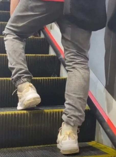 紅衣男捷運扶手電梯公然便溺 嚇呆女乘客!小便男下場曝光