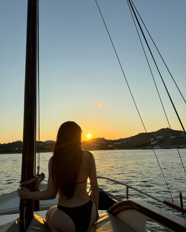 多位圈中好友出席與周嘉洛攬實合照 多位圈中好友出席與周嘉洛攬實合照