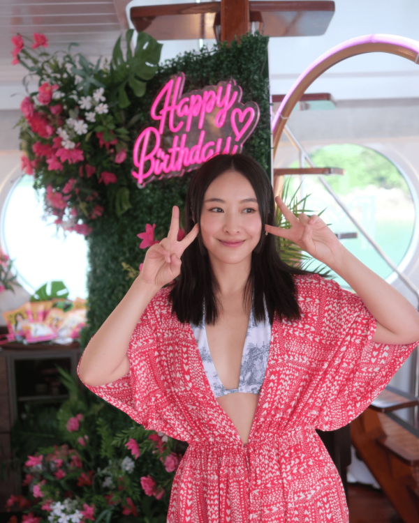 陳瀅中門大開晒白滑心口