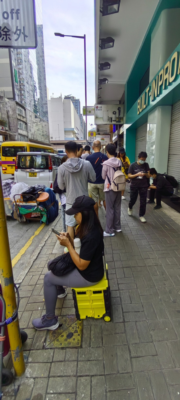 德成號朝早百人排隊購買