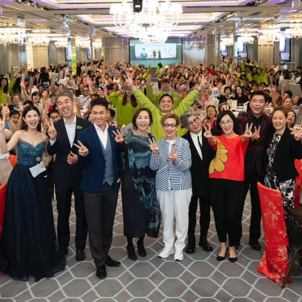 馮素波新加坡旅行曬姊妹合照！網民驚訝餅印細妹神撞樣Anson Lo 