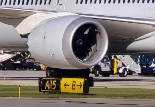 有片|芝加哥機場行李被吸入飛機引擎 行李如紙皮般絞碎 場面極驚險
