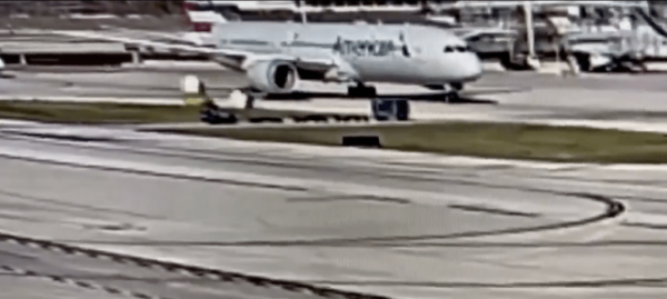 有片|芝加哥機場行李被吸入飛機引擎 行李如紙皮般絞碎 場面極驚險