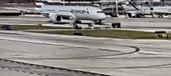 有片|芝加哥機場行李被吸入飛機引擎 行李如紙皮般絞碎 場面極驚險