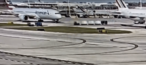 有片|芝加哥機場行李被吸入飛機引擎 行李如紙皮般絞碎 場面極驚險