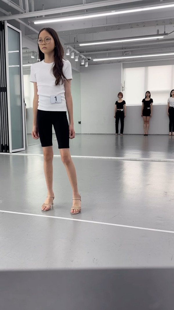 《超人回來了》秋小愛13歲生日!父母PO相慶祝感性落淚!近照判若兩人