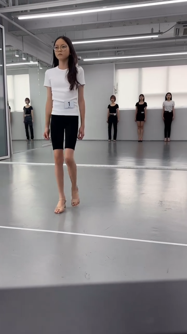 《超人回來了》秋小愛13歲生日!父母PO相慶祝感性落淚!近照判若兩人