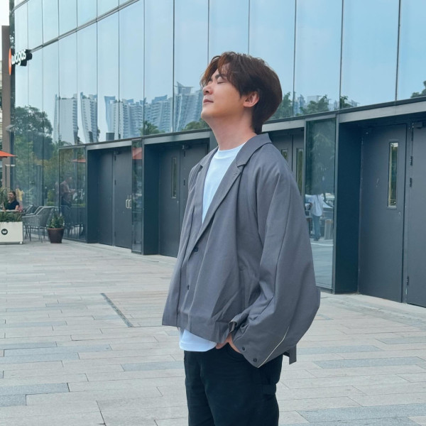 網民機場偶遇李澤楷等飛機！身旁零保鑣！手持驚喜1物勁慳錢 