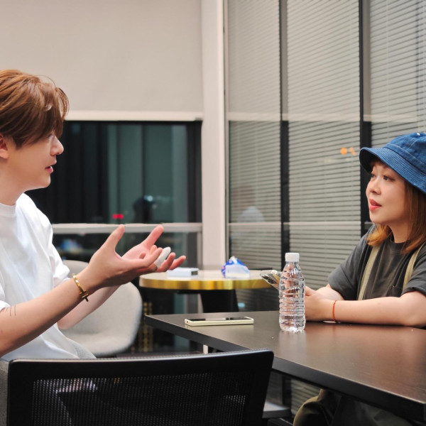 網民機場偶遇李澤楷等飛機！身旁零保鑣！手持驚喜1物勁慳錢 