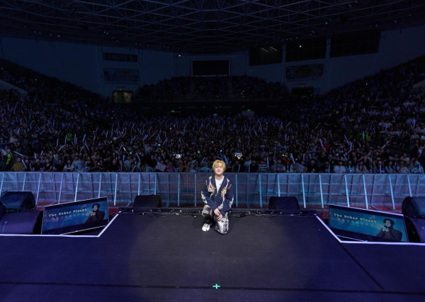 網民機場偶遇李澤楷等飛機！身旁零保鑣！手持驚喜1物勁慳錢 