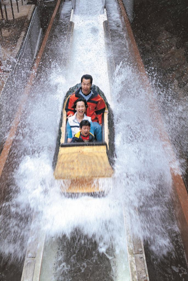 海洋公園「滑浪飛船」舊址周圍將建造「笨豬跳」、「天空鞦韆」、戶外遊樂場、水上歷險區及攀石牆等多個娛樂設施。(資料圖片) 海洋公園全新歷險主題區料2028年開放!設巨型飛索/衝力滑梯/笨豬跳/高山滑車