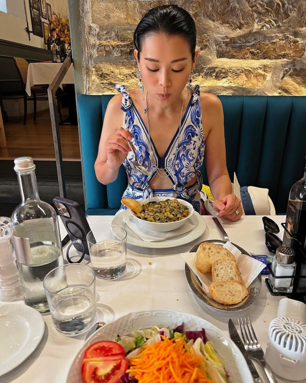 胡杏兒成台山博物館「展品」感榮幸 原來呢2位視帝視后都係佢同鄉 