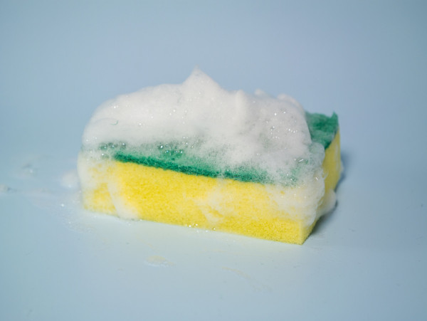 洗碗做錯5步等於食菌落肚！醫生警告：浸超過X分鐘細菌增萬倍　碗筷切忌疊住放？