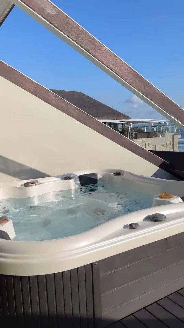 美女網紅峇厘度假驚遇活春宮 按摩途中旁邊傳喘息聲 男方一句話曝可笑真相 