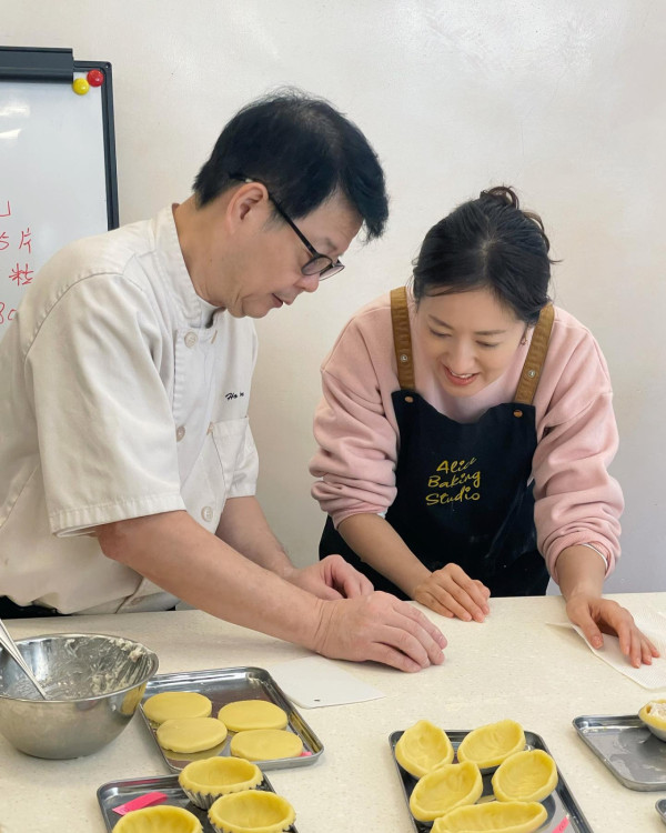 唐詩詠轉跑道開麵包店