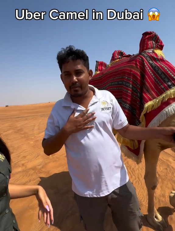 兩女子於杜拜沙漠迷路 竟成功召喚「Uber駱駝」脫困 網民質疑:後面就是公路