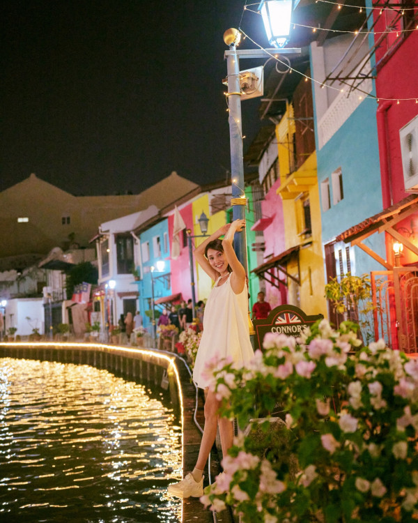 陳凱琳背心短裙遊馬來西亞獲讚似中學生！噴血性感蕾絲內衣出席活動！ 