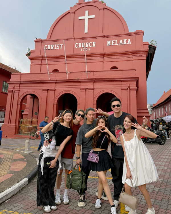 陳凱琳背心短裙遊馬來西亞獲讚似中學生！噴血性感蕾絲內衣出席活動！ 
