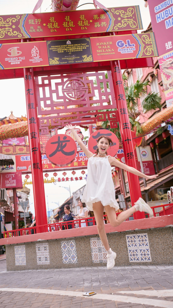 陳凱琳背心短裙遊馬來西亞獲讚似中學生！噴血性感蕾絲內衣出席活動！ 