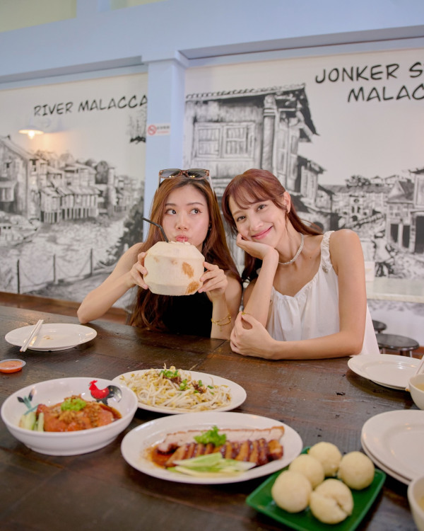 陳凱琳背心短裙遊馬來西亞獲讚似中學生！噴血性感蕾絲內衣出席活動！ 