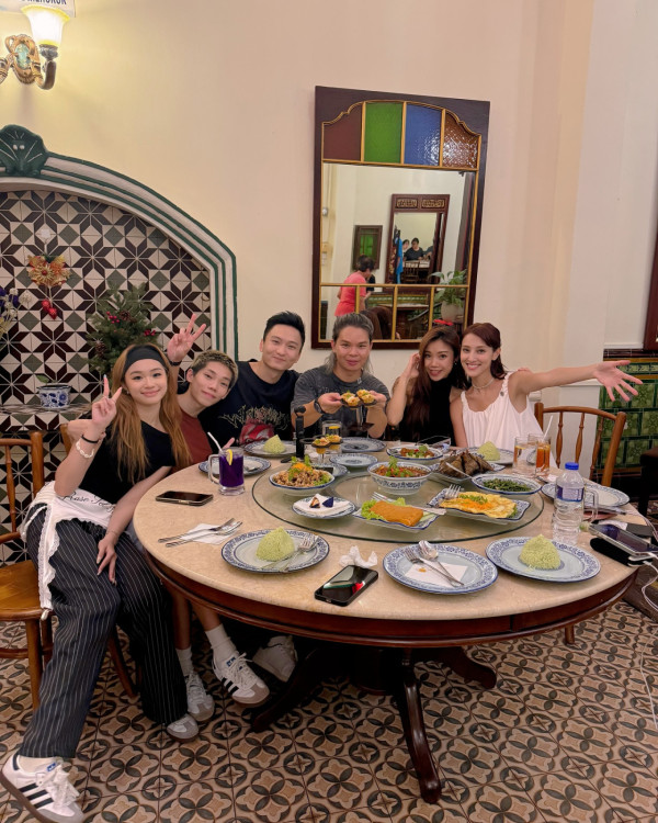 陳凱琳背心短裙遊馬來西亞獲讚似中學生！噴血性感蕾絲內衣出席活動！ 