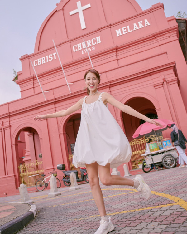 陳凱琳背心短裙遊馬來西亞獲讚似中學生！噴血性感蕾絲內衣出席活動！ 