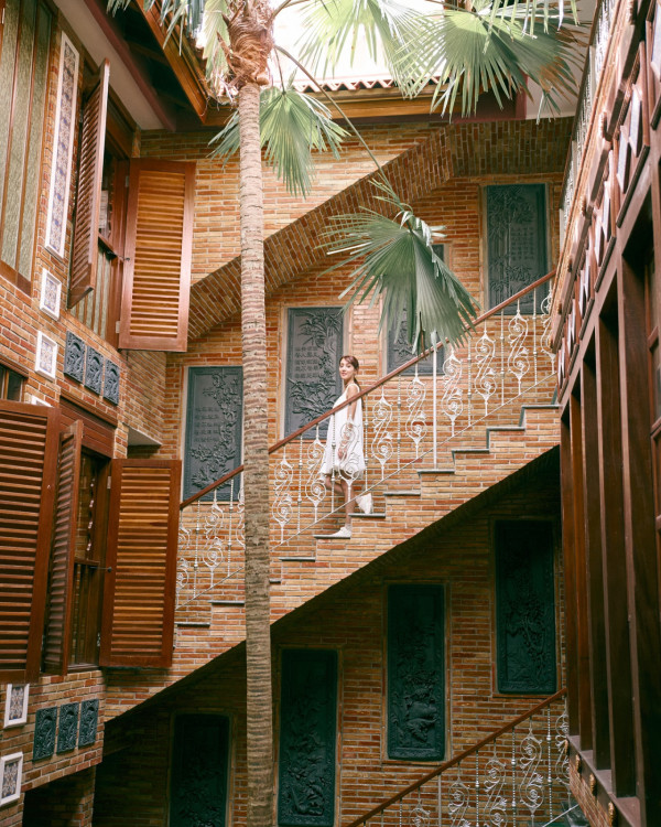 陳凱琳背心短裙遊馬來西亞獲讚似中學生！噴血性感蕾絲內衣出席活動！ 