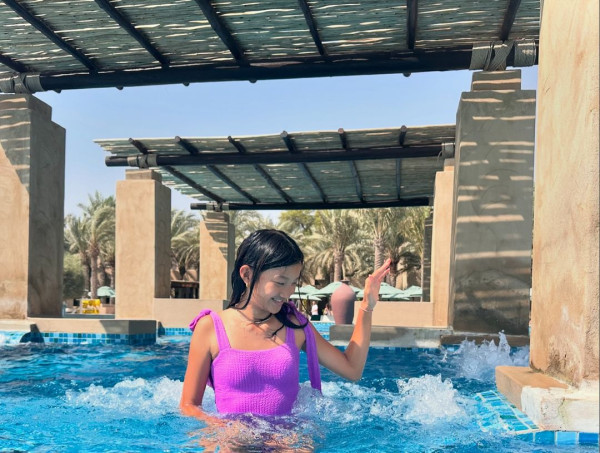 42歲前港姐冠軍遊杜拜 12歲女獲讚遺傳母親高䠷身材 