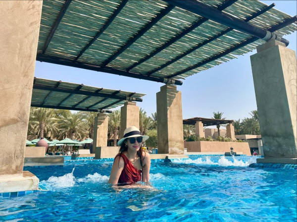 42歲前港姐冠軍遊杜拜 12歲女獲讚遺傳母親高䠷身材 