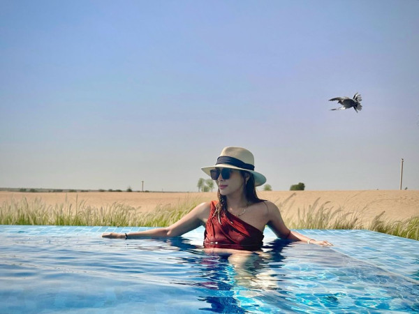 42歲前港姐冠軍遊杜拜 12歲女獲讚遺傳母親高䠷身材 