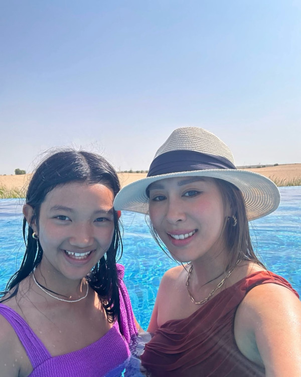 42歲前港姐冠軍遊杜拜 12歲女獲讚遺傳母親高䠷身材 