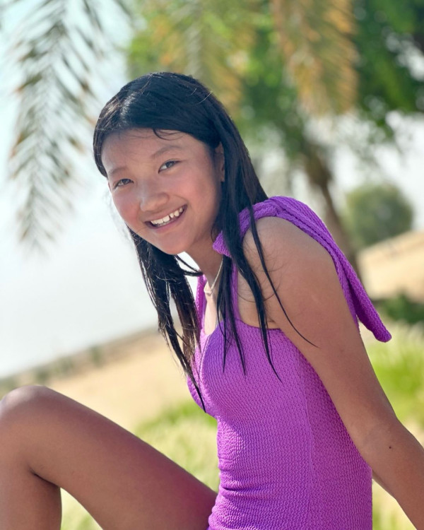 42歲前港姐冠軍遊杜拜 12歲女獲讚遺傳母親高䠷身材 