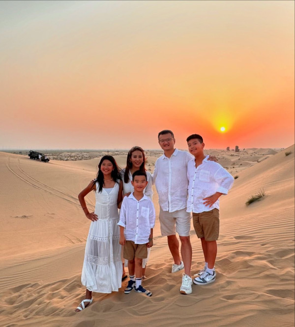 42歲前港姐冠軍遊杜拜 12歲女獲讚遺傳母親高䠷身材 