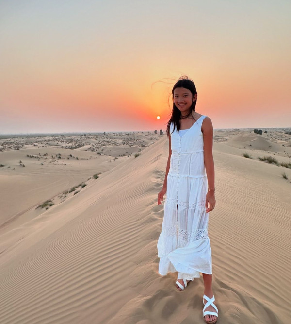 42歲前港姐冠軍遊杜拜 12歲女獲讚遺傳母親高䠷身材 