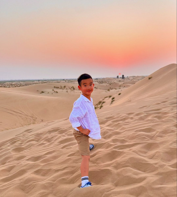 42歲前港姐冠軍遊杜拜 12歲女獲讚遺傳母親高䠷身材 