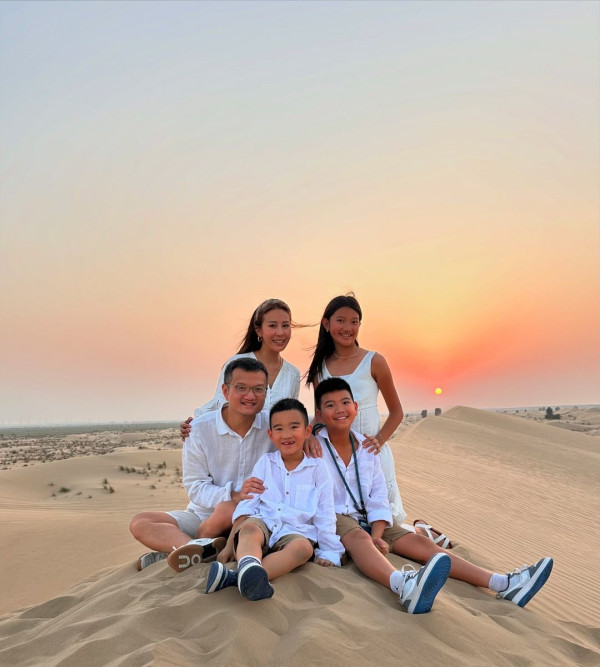 42歲前港姐冠軍遊杜拜 12歲女獲讚遺傳母親高䠷身材 