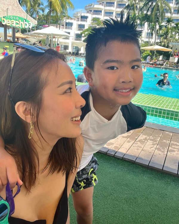 42歲前港姐冠軍遊杜拜 12歲女獲讚遺傳母親高䠷身材 