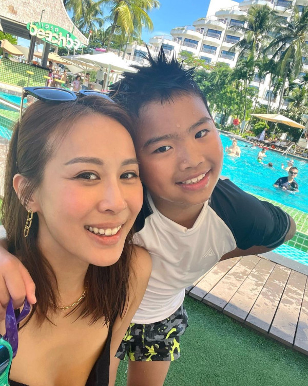 42歲前港姐冠軍遊杜拜 12歲女獲讚遺傳母親高䠷身材 